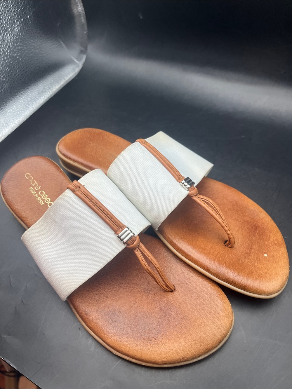 SZ 8 Andre Assous White and Tan Women’s Slide Sandal with Toe Loop